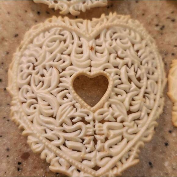 Wilton Curved Heart Filigree Cake Decorations VINTAGE - Picture 1 of 5